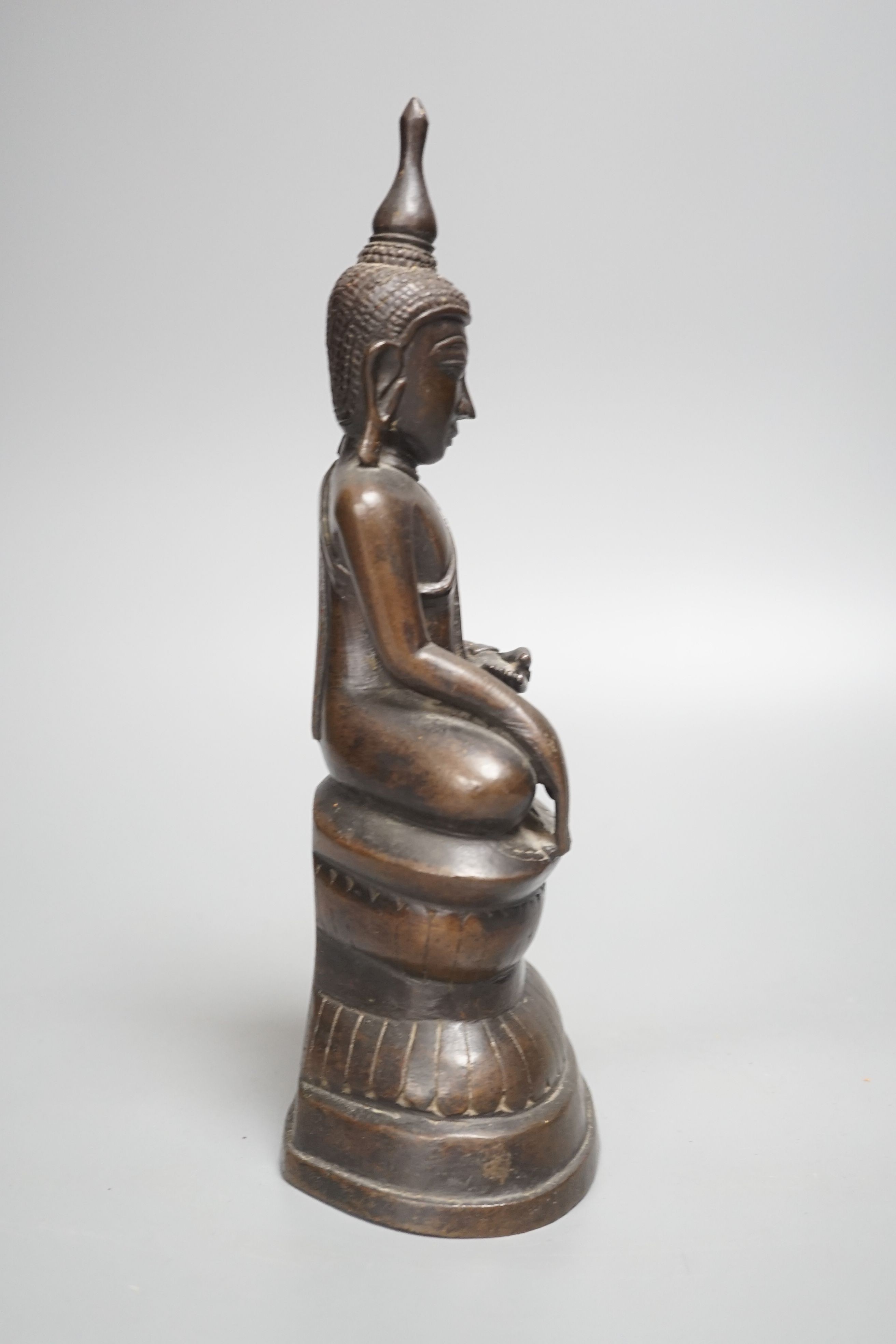 A Burmese bronze Buddha, 19th century 27cm